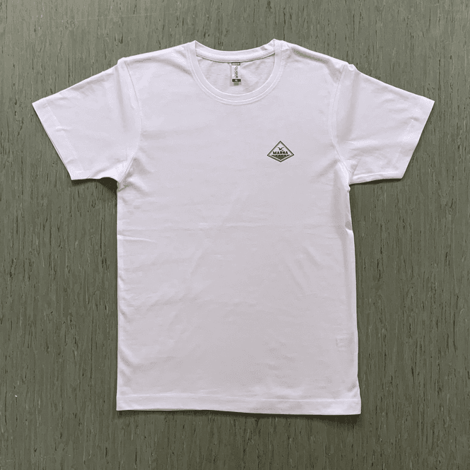 Hovedbilde Hvit t-skjorte med grønn logo på venstre side